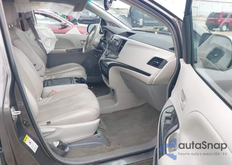 2013 Toyota Sienna Le V6 8 Passenger z USA, uszkodzony, nr VIN 5TDKK3DC2DS340181